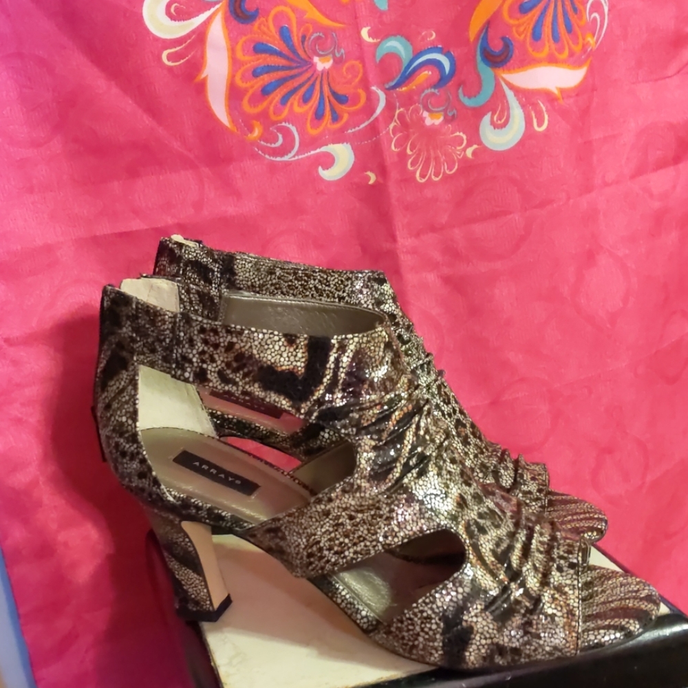 Array snake print leather shoes/sandals size 9W